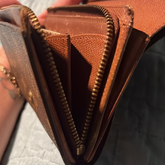 Authentic LV wallet - Picture 4 of 7